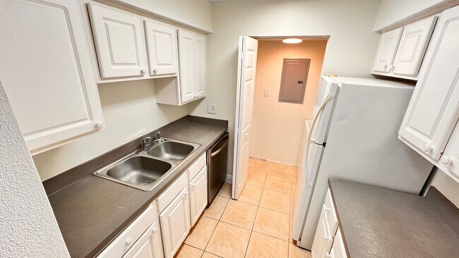 Building Photo - Cozy Casselberry Condo Available - Move In...