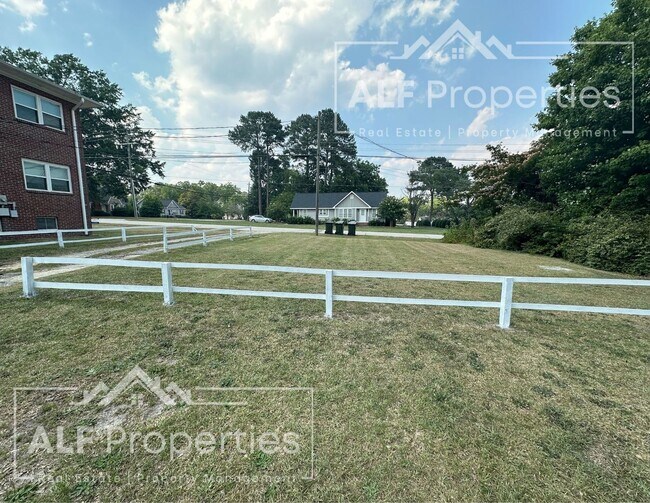 Building Photo - Renovated 2 Bedroom, 1 Bath First-Floor Apartment Available
