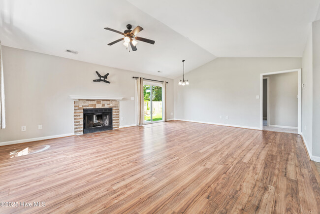 Building Photo - 443 Dion Dr