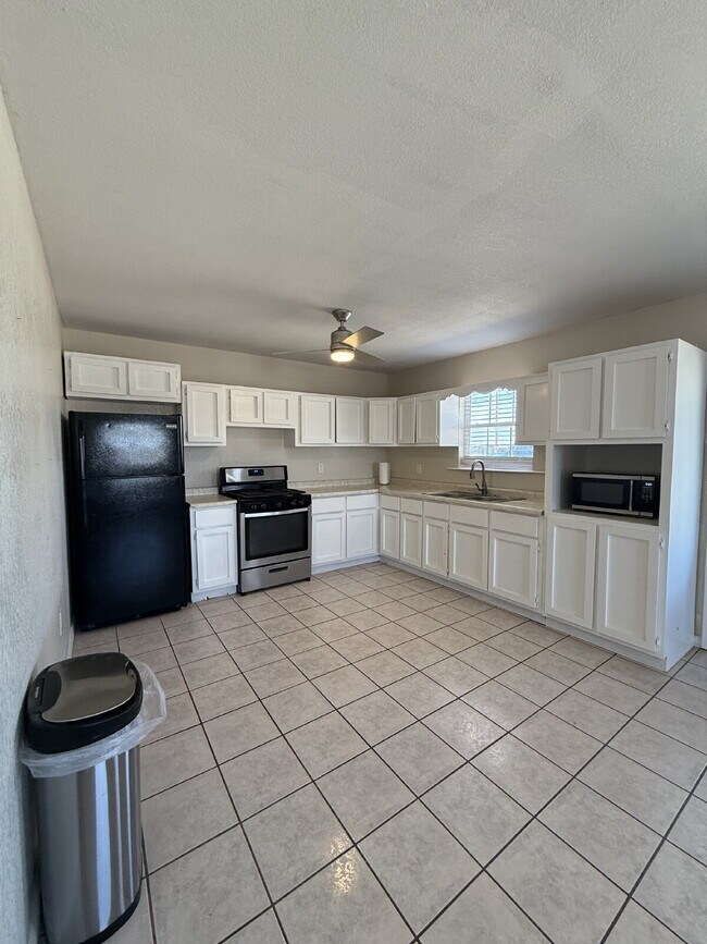 Building Photo - Cozy ranch style two-bedroom one bath home in the heart of Tornillo Texas.  Lease today!