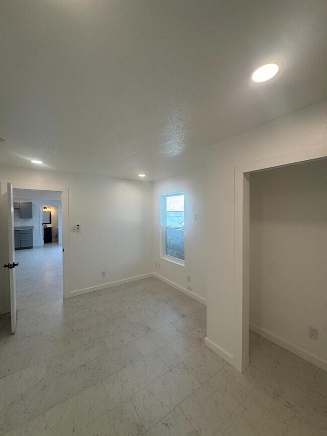 Building Photo - 11216 Baja Dr NE