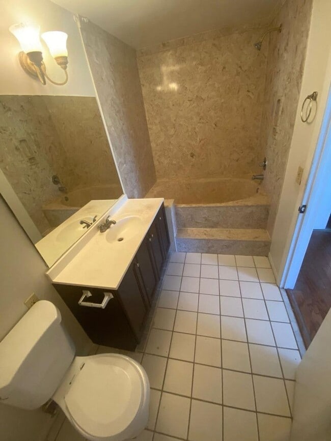Building Photo - Great 2 bedroom 2 bath condo with screened...