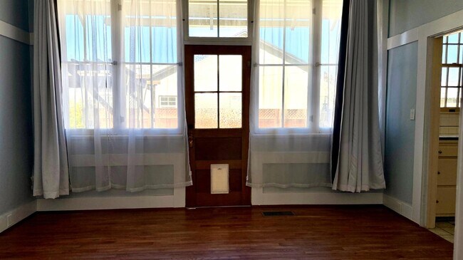 Building Photo - 130 E Malone St