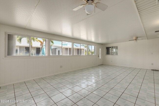 Building Photo - 302 Emerald Pl E