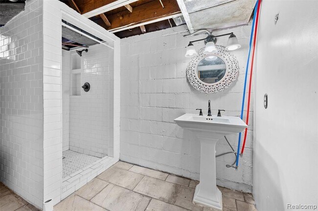 Building Photo - 1674 Eaton Rd