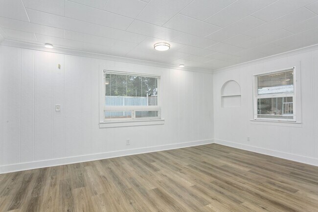 Building Photo - 2BR Upstairs Unit with Mountain Views & Private Yard – Tacoma Living at Its Best