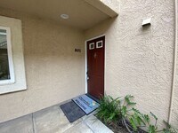 Building Photo - Beautifully Renovated 1-Bedroom Condo in R...