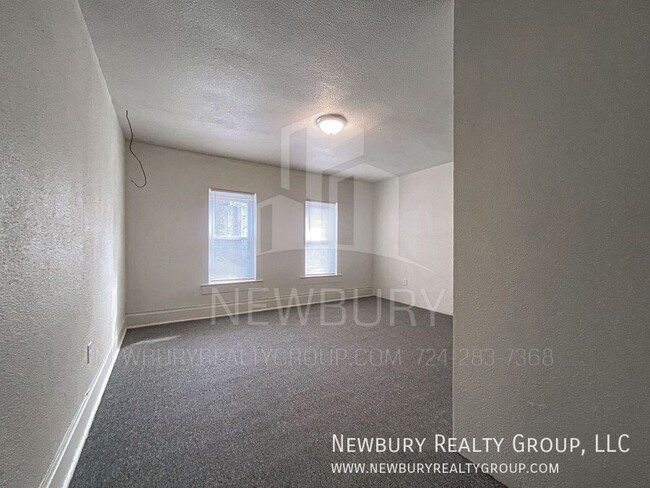 Building Photo - Spacious & Updated 2-Bedroom Row Home – Mo...