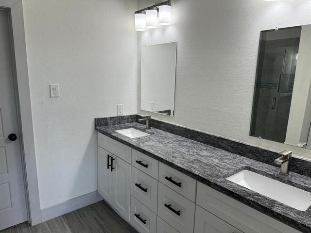 Building Photo - 6043 Rivendell Dr