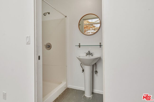 Building Photo - 656 Angelus Pl