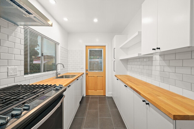 Building Photo - 3448 Casitas Ave