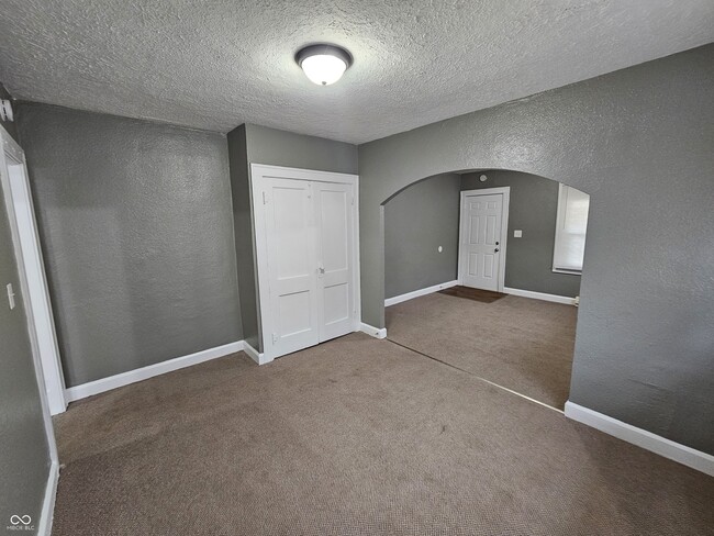 Building Photo - 835 N Gladstone Ave