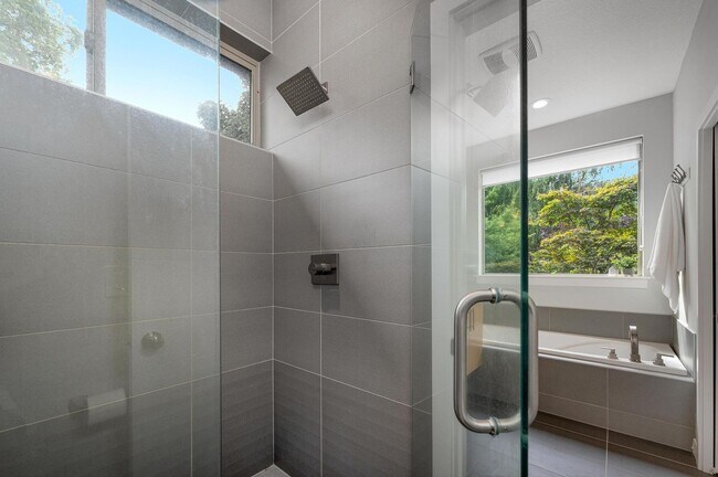 Building Photo - Modern Elegance! Eastmoreland Stunner! Pre...