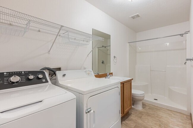 Building Photo - 3 bed 2 bath duplex with sprinkler system