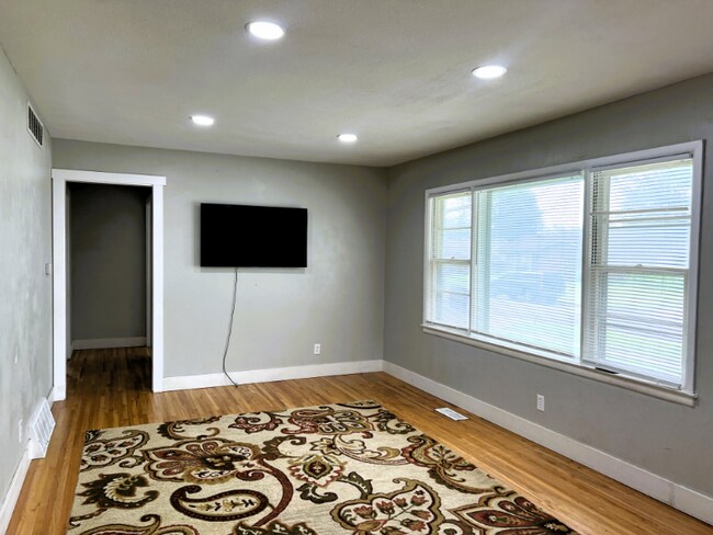 Building Photo - 7720 E Clay St