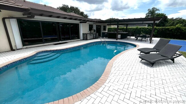 Building Photo - 5125 Woodland Lakes Dr