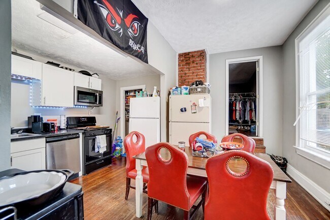 Building Photo - Clifton House For 2026-2027 With Parking Lot!