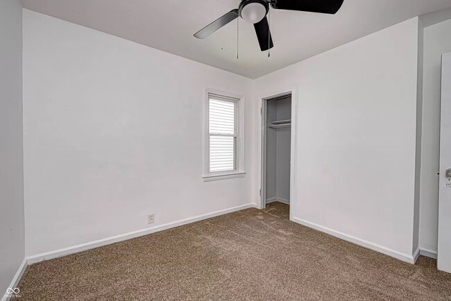 Building Photo - 4924 Rosslyn Ave