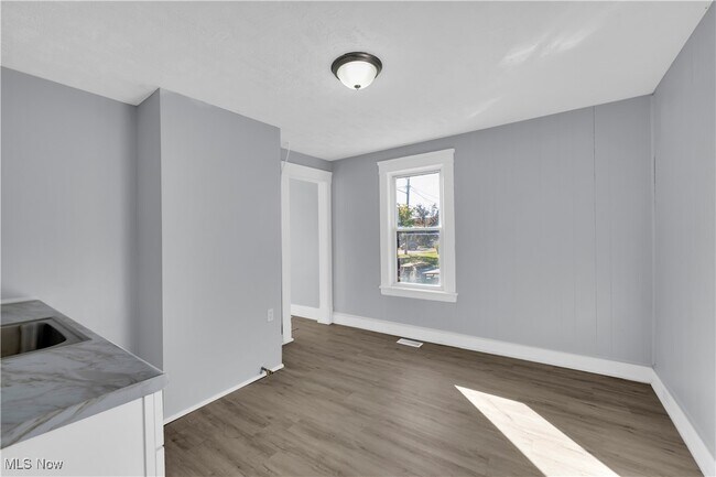 Building Photo - 11702 Brookfield Ave