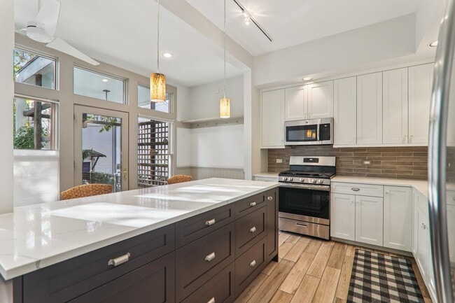 Building Photo - 1027 W Newport Ave