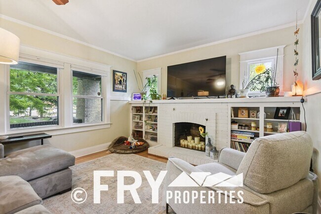 Building Photo - Classic Bungalow in Amazing Location with ...