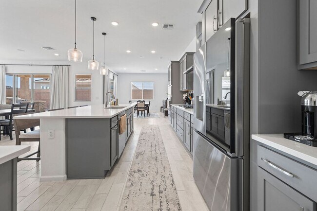 Building Photo - Newer Single Story 5 Bedroom 3 Bath Home in Vail