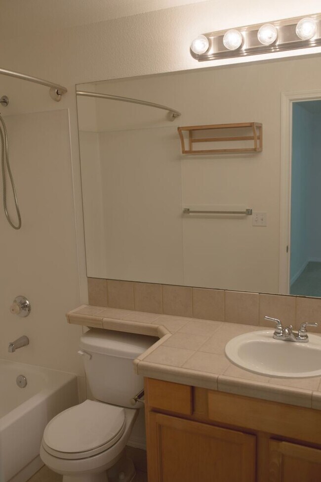 Building Photo - Two Bedroom Two Bathroom Everett Condominium