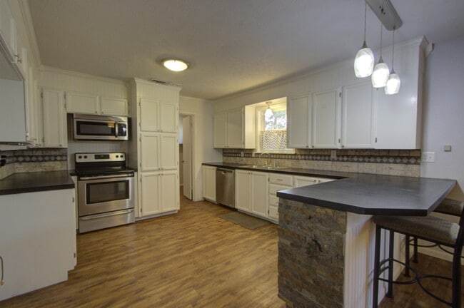 Building Photo - 3830 Union Rd