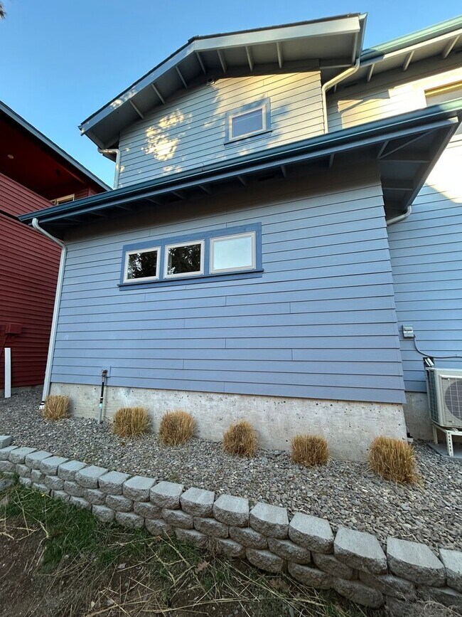 Building Photo - 1079 NW Quincy Ave