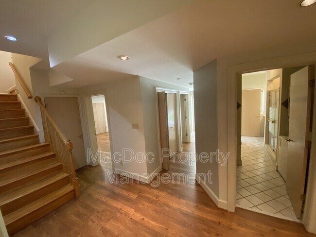 Building Photo - 11225 N Club Dr
