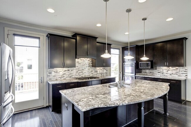 Building Photo - 3 Bed 4.5 Bath - Silver Spring Townhouse i...