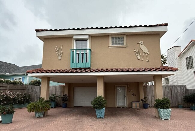 Building Photo - 1209 Pompano Ave