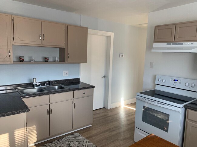 Building Photo - 3828 Altura Ave