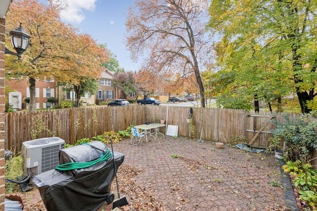 Building Photo - Beautifully maintained townhome on a quiet cul-de-sac in Springfield!