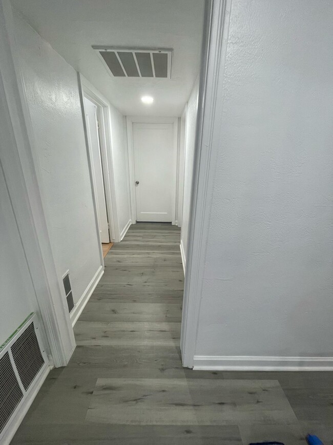 Hallway - 1504 Sycamore Ave