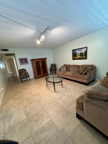 Living room - 4007 Yarmouth a