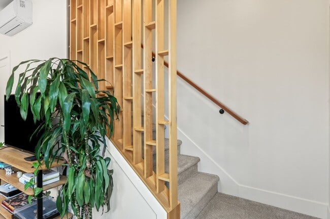 Building Photo - 6417 N Greenley Ave #4