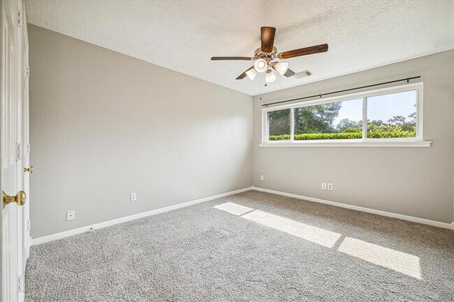 Building Photo - 3613 Lazy Spring Dr