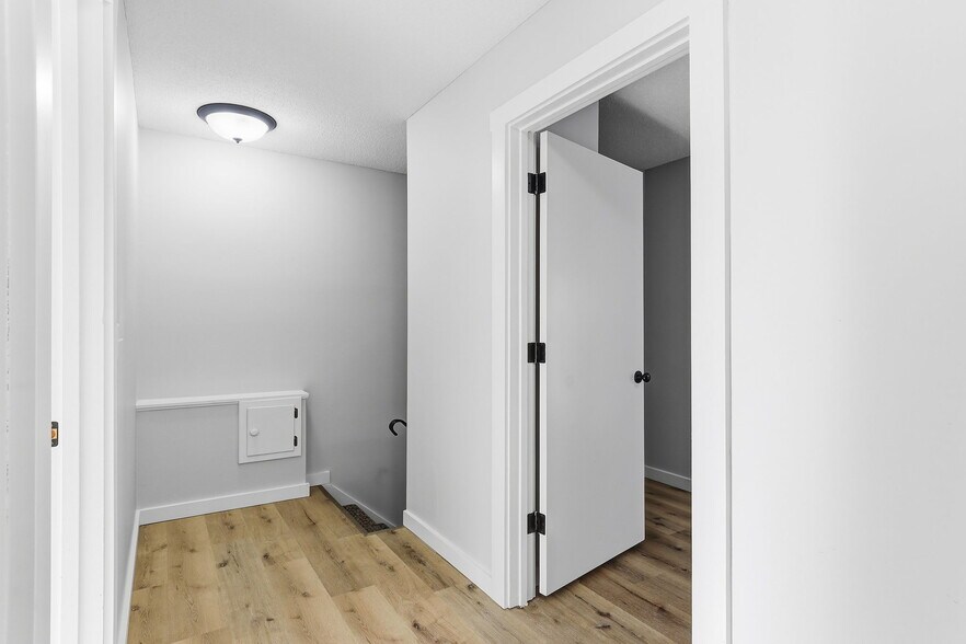 Building Photo - 351 W Eagle Lake Dr