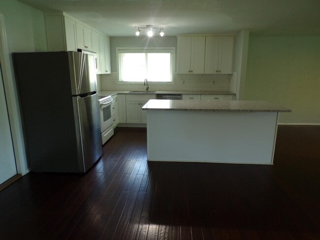 Building Photo - 11865 SW Ebberts Ct