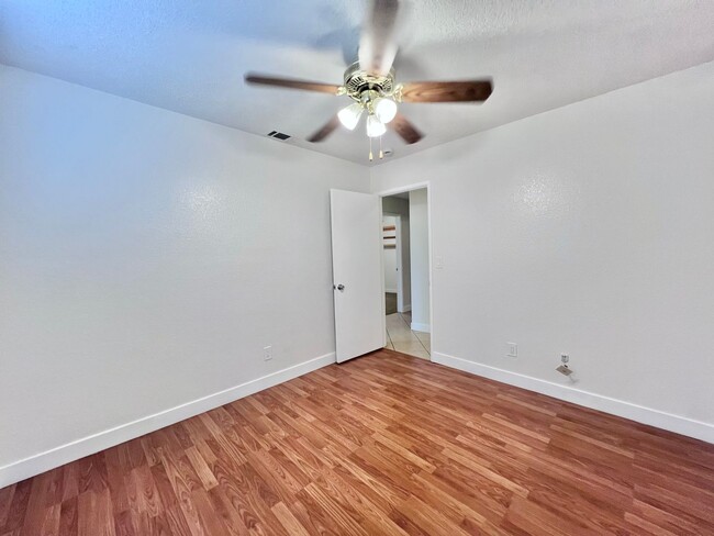 Building Photo - Updated 4-Bedroom, 2-Bath Home for Rent in...
