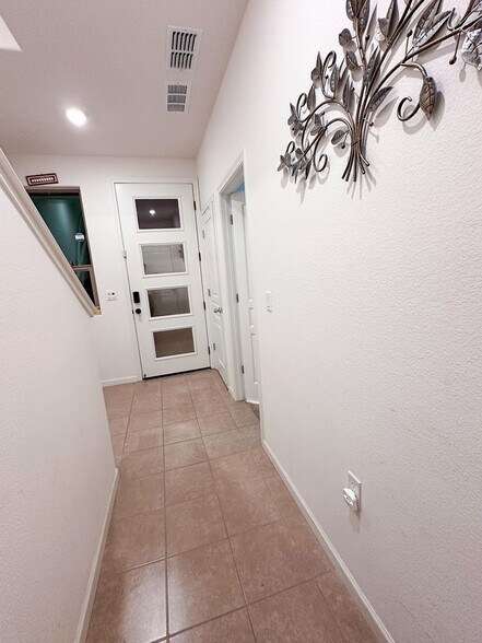 Building Photo - 25393 Parklane Dr
