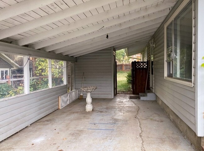 Building Photo - Adorable White Salmon Home!