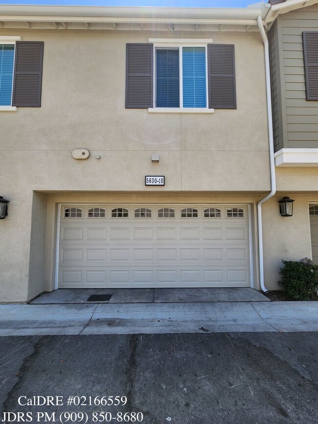 Building Photo - PRICE LOWERED! Fontana 4 Bedroom Home