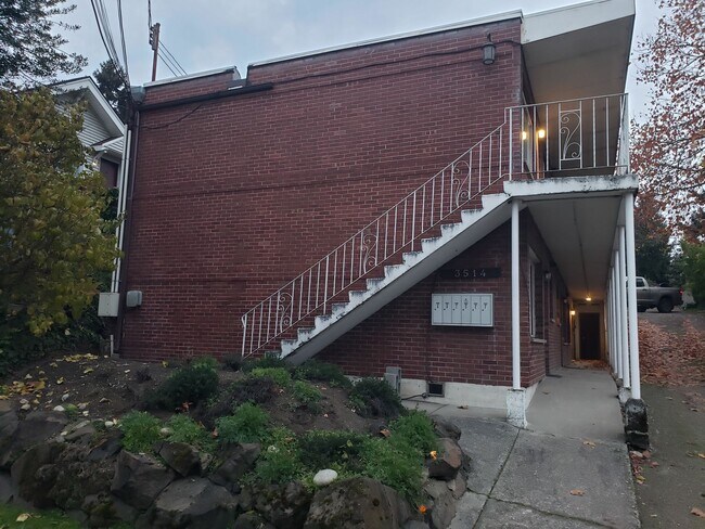 Building Photo - Fremont - Small Building - 1BR Top Floor C...