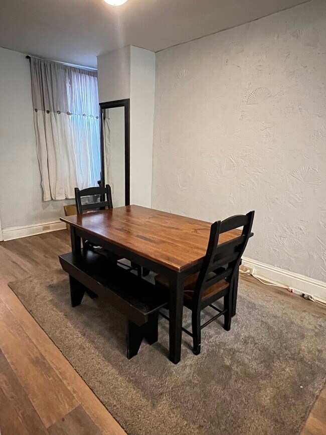 Dining room - 511 W Philadelphia St