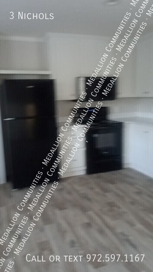 Building Photo - 3 Nichols-
