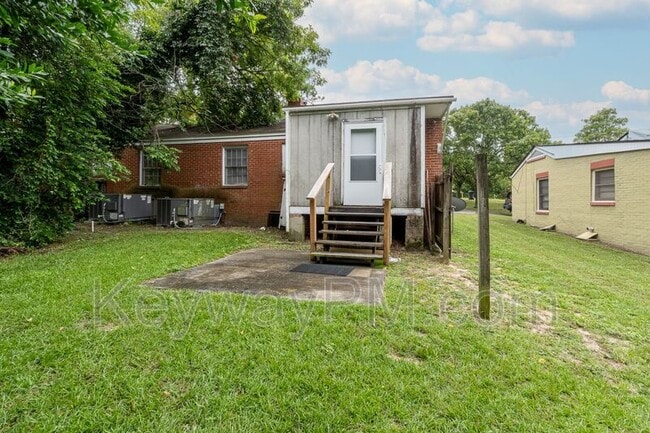 Building Photo - 3137 Lake Forest Dr