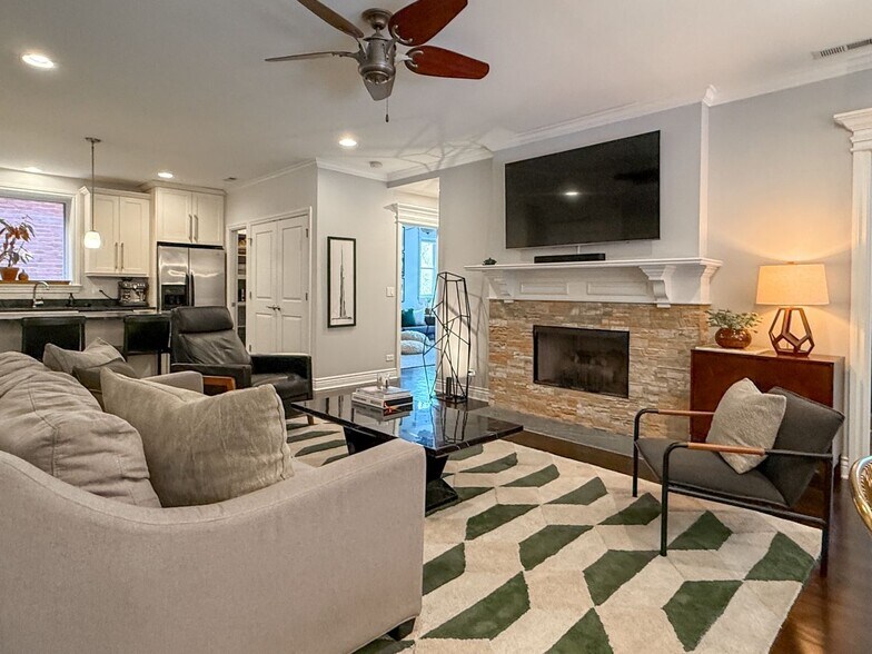 Building Photo - 927 W Agatite Ave