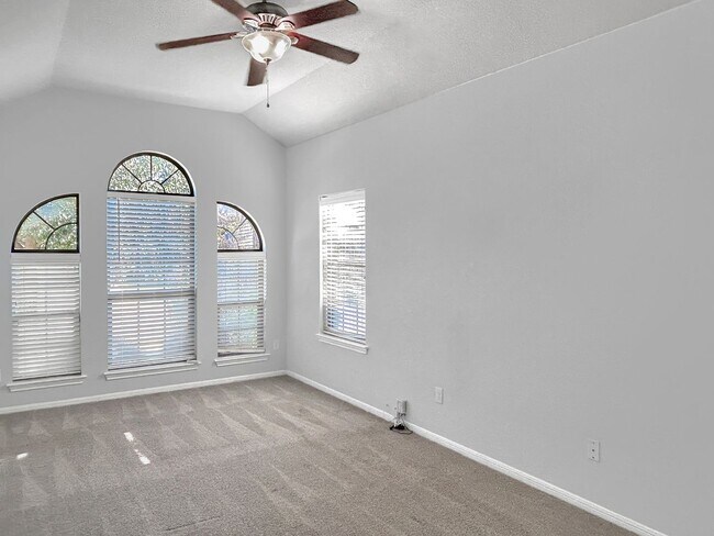 Building Photo - Spacious and Stylish in Schertz!